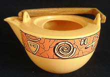 Lade das Bild in den Galerie-Viewer, TEEKANNE MIT DECKEL "Pasiega" - Keramik / Steingut & Holz, Abstrakt Geometrische Gezackte Linien Motiv Dekor (BC)