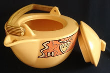 Lade das Bild in den Galerie-Viewer, 3er Set TEEKANNE MIT DECKEL & STÖVCHEN "Pasiega" - Keramik / Steingut & Holz, Abstrakt Geometrische Gezackte Linien Motiv Dekor