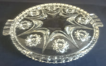 Lade das Bild in den Galerie-Viewer, TORTENPLATTE - Hartglas, Abstraktes Geometrisches Stern Relief Rand Motiv Dekor