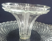 Lade das Bild in den Galerie-Viewer, TORTENPLATTEN ETAGERE - Hartglas, Geometrisches Abstraktes Dreieck Karo Gewölbter Welliger Relief Rand Motiv Dekor