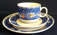 Lade das Bild in den Galerie-Viewer, KAFFEETASSE - Porzellan, Weihnachten Advent Schnee Dorf Haus Tannenbaum Sterne Motiv Dekor, Wellco Design
