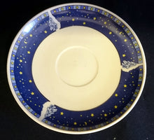 Lade das Bild in den Galerie-Viewer, 2er Set UNTERTASSEN - Porzellan, Weihnachten Advent Schnee Dorf Haus Tannenbaum Sterne Motiv Dekor