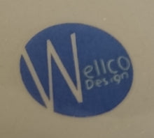 Lade das Bild in den Galerie-Viewer, 2er Set UNTERTASSEN - Porzellan, Weihnachten Advent Schnee Dorf Haus Tannenbaum Sterne Motiv Dekor