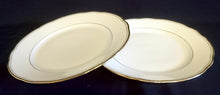 Lade das Bild in den Galerie-Viewer, 2er Set DESSERTTELLER - Porzellan, Goldrand Außen & Innen Gewölbter Relief Rand Motiv Dekor