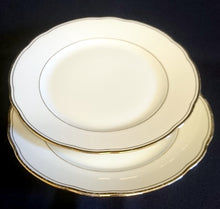 Lade das Bild in den Galerie-Viewer, 2er Set DESSERTTELLER - Porzellan, Goldrand Außen & Innen Gewölbter Relief Rand Motiv Dekor