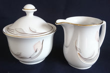Lade das Bild in den Galerie-Viewer, 5er Set KAFFEEKANNE MIT DECKEL & MILCHKÄNNCHEN & ZUCKERDOSE UND DECKEL - Porzellan, Goldrand Flora Blumenblüte Relief Motiv Dekor