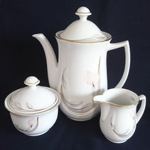 Lade das Bild in den Galerie-Viewer, MILCHKÄNNCHEN - Porzellan, Goldrand Flora Blumenblüte Relief Motiv Dekor