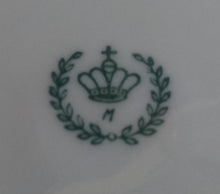 Lade das Bild in den Galerie-Viewer, 2er Set DESSERTTELLER - Porzellan, Goldrand Außen & Innen Gewölbter Relief Rand Motiv Dekor