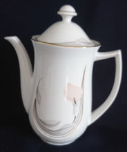 Lade das Bild in den Galerie-Viewer, 5er Set KAFFEEKANNE MIT DECKEL & MILCHKÄNNCHEN & ZUCKERDOSE UND DECKEL - Porzellan, Goldrand Flora Blumenblüte Relief Motiv Dekor