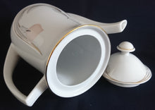 Lade das Bild in den Galerie-Viewer, 5er Set KAFFEEKANNE MIT DECKEL & MILCHKÄNNCHEN & ZUCKERDOSE UND DECKEL - Porzellan, Goldrand Flora Blumenblüte Relief Motiv Dekor