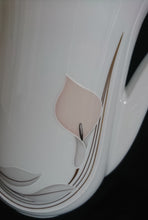 Lade das Bild in den Galerie-Viewer, 23 Teiliges KAFFEESERVICE - Porzellan, Goldrand Flora Blumenblüte Relief Motiv Dekor