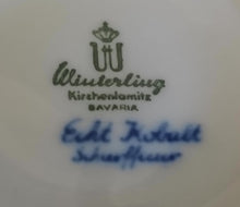 Lade das Bild in den Galerie-Viewer, SAUCIER "Scharffeuer" - Porzellan, Kobalt Abstrakt Indischblau Strohblume Motiv Relieflinien Dekor