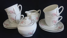 Lade das Bild in den Galerie-Viewer, TEETASSE - Porzellan, Flora Blumenblüten Pflanzen Blatt Blätter Motiv Dekor (BC)