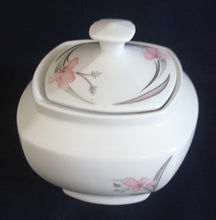 Lade das Bild in den Galerie-Viewer, ZUCKERDOSE MIT DECKEL - Porzellan, Flora Blumenblüten Pflanzen Blatt Blätter Motiv Dekor (BC)