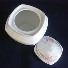 Lade das Bild in den Galerie-Viewer, ZUCKERDOSE MIT DECKEL - Porzellan, Flora Blumenblüten Pflanzen Blatt Blätter Motiv Dekor (BC)