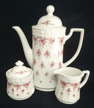 Lade das Bild in den Galerie-Viewer, 5er Set KAFFEEKANNE MIT DECKEL & MILCHKÄNNCHEN & ZUCKERDOSE + DECKEL - Porzellan, Streifen Linien Flora Blumenblüten Motiv Dekor