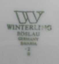 Lade das Bild in den Galerie-Viewer, DESSERTTELLER - Porzellan, Streifen Linien Flora Blumenblüten Motiv Dekor