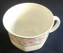 Lade das Bild in den Galerie-Viewer, KAFFEETASSE - Porzellan, Streifen Linien Flora Blumenblüten Motiv Dekor