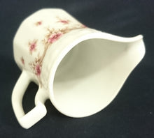 Lade das Bild in den Galerie-Viewer, 3er Set MILCHKÄNNCHEN & ZUCKERDOSE + DECKEL - Porzellan, Streifen Linien Flora Blumenblüten Motiv Dekor