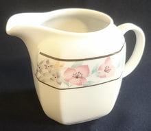 Lade das Bild in den Galerie-Viewer, 3er Set MILCHKÄNNCHEN & ZUCKERDOSE MIT DECKEL - Porzellan, Streifen Linien Flora Blumenblüten Motiv Dekor