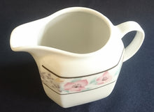 Lade das Bild in den Galerie-Viewer, 3er Set MILCHKÄNNCHEN & ZUCKERDOSE MIT DECKEL - Porzellan, Streifen Linien Flora Blumenblüten Motiv Dekor