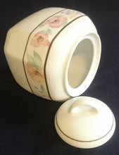 Lade das Bild in den Galerie-Viewer, ZUCKERDOSE MIT DECKEL - Porzellan, Streifen Linien Flora Blumenblüten Motiv Dekor