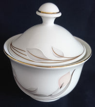 Lade das Bild in den Galerie-Viewer, 5er Set KAFFEEKANNE MIT DECKEL & MILCHKÄNNCHEN & ZUCKERDOSE UND DECKEL - Porzellan, Goldrand Flora Blumenblüte Relief Motiv Dekor