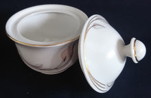 Lade das Bild in den Galerie-Viewer, 5er Set KAFFEEKANNE MIT DECKEL & MILCHKÄNNCHEN & ZUCKERDOSE UND DECKEL - Porzellan, Goldrand Flora Blumenblüte Relief Motiv Dekor