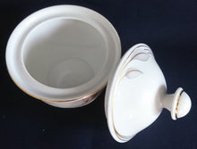 Lade das Bild in den Galerie-Viewer, 5er Set KAFFEEKANNE MIT DECKEL & MILCHKÄNNCHEN & ZUCKERDOSE UND DECKEL - Porzellan, Goldrand Flora Blumenblüte Relief Motiv Dekor