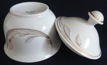 Lade das Bild in den Galerie-Viewer, 3er Set MILCHKÄNNCHEN & ZUCKERDOSE MIT DECKEL - Porzellan, Goldrand Flora Blumenblüte Relief Motiv Dekor