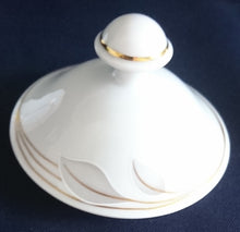 Lade das Bild in den Galerie-Viewer, 5er Set KAFFEEKANNE MIT DECKEL & MILCHKÄNNCHEN & ZUCKERDOSE UND DECKEL - Porzellan, Goldrand Flora Blumenblüte Relief Motiv Dekor