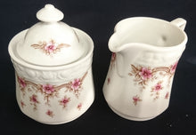 Lade das Bild in den Galerie-Viewer, 5er Set KAFFEEKANNE MIT DECKEL & MILCHKÄNNCHEN & ZUCKERDOSE + DECKEL - Porzellan, Streifen Linien Flora Blumenblüten Motiv Dekor