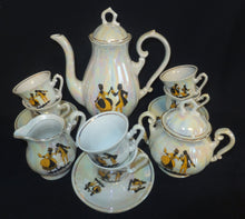 Lade das Bild in den Galerie-Viewer, 2er Set MOCCA UNTERTASSEN - Porzellan, Perlmutt Goldrand Rokoko Tanzpaar Motiv Dekor