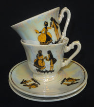 Lade das Bild in den Galerie-Viewer, 2er Set MOCCA UNTERTASSEN - Porzellan, Perlmutt Goldrand Rokoko Tanzpaar Motiv Dekor