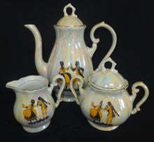 Lade das Bild in den Galerie-Viewer, 17 Teiliges MOCCA KAFFEESERVICE - Porzellan, Perlmutt Goldrand Rokoko Tanzpaar Motiv Dekor