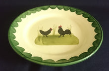 Lade das Bild in den Galerie-Viewer, DESSERTTELLER "Hahn & Henne" - Keramik / Steingut, Hahn Henne Wiese Flora Gras Motiv Dekor, Handbemalt / Hand painted