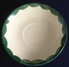 Lade das Bild in den Galerie-Viewer, UNTERTASSE - Keramik / Steingut, Breiter Wöllbungen Dekorrand Motiv, Hand bemalt / Hand painted