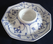 Lade das Bild in den Galerie-Viewer, EIERBECHER - Porzellan, Indisch Blau Strohblume Motiv Dekor