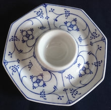 Lade das Bild in den Galerie-Viewer, EIERBECHER - Porzellan, Indisch Blau Strohblume Motiv Dekor