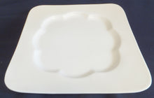 Lade das Bild in den Galerie-Viewer, SPEISETELLER - Keramik / Steingut, Quadratische Blütenartige Form