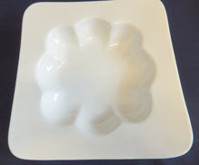 Lade das Bild in den Galerie-Viewer, SUPPENTELLER - Keramik / Steingut, Quadratische Blütenartige Form