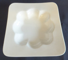 Lade das Bild in den Galerie-Viewer, 2er Set SUPPENTELLER - Keramik / Steingut, Quadratische Blütenartige Form