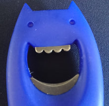 Lade das Bild in den Galerie-Viewer, FLASCHEN- KRONKORKENÖFFNER - Kunststoff / Metall, Teufelchen Form Dekor Style