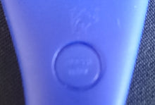 Lade das Bild in den Galerie-Viewer, FLASCHEN- KRONKORKENÖFFNER - Kunststoff / Metall, Teufelchen Form Dekor Style