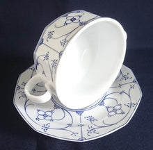 Lade das Bild in den Galerie-Viewer, SUPPENTASSEN UNTERTELLER - Porzellan, Klassisch Style, Indisch Blau Strohblume Dekor