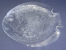 Lade das Bild in den Galerie-Viewer, SERVIERPLATTE - Press- / Hartglas, Fischform Dekor