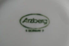 Lade das Bild in den Galerie-Viewer, UNTERTASSE "Rainbow" - Porzellan, Linien Streifen Dekor