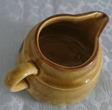 Lade das Bild in den Galerie-Viewer, MILCHKÄNNCHEN - Keramik / Steingut, Obstmotiv Dekor