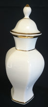 Lade das Bild in den Galerie-Viewer, BLUMENDECKELVASE - Porzellan, Goldrand Linien Motiv Dekor