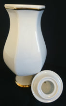 Lade das Bild in den Galerie-Viewer, BLUMENDECKELVASE - Porzellan, Goldrand Linien Motiv Dekor